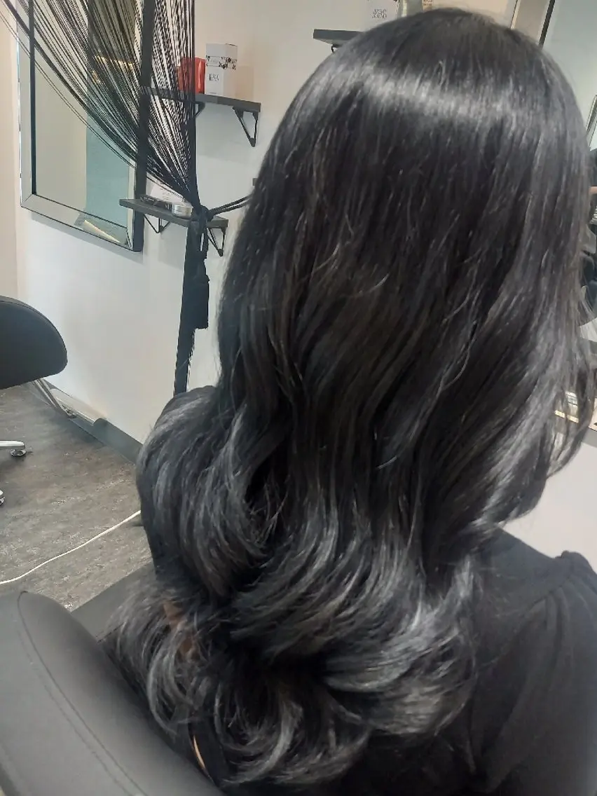 カラー 黒髪 ブルーカラー ブルーブラック LEE HANAのヘアスタイル