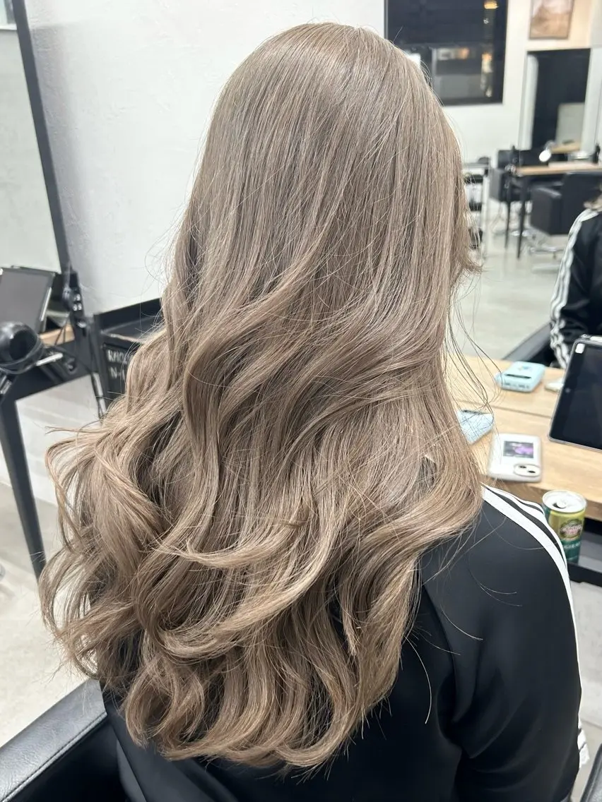 ロング カラー ベージュカラー ブリーチ ケアブリーチ ダブルカラー オリーブベージュ カット ヘアカラー トリートメント RYOSUKE ハイトーンのヘアスタイル