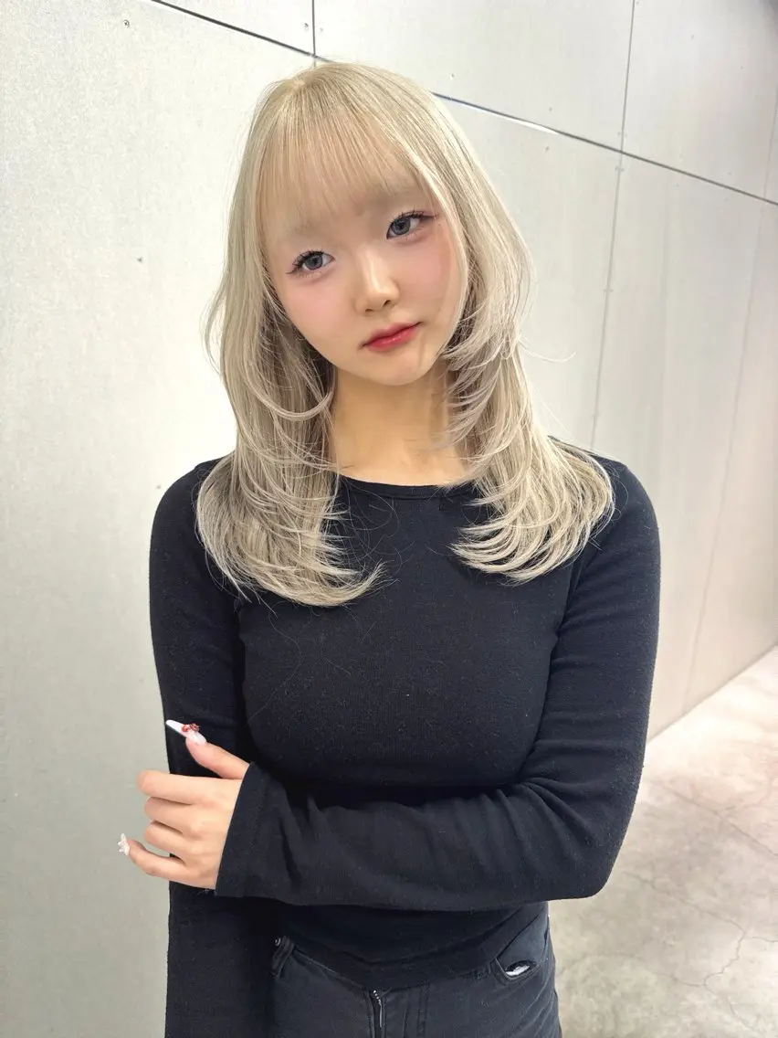 セミロング カラー ヘアカラー GEM YURI ハイトーンカラーのヘアスタイル