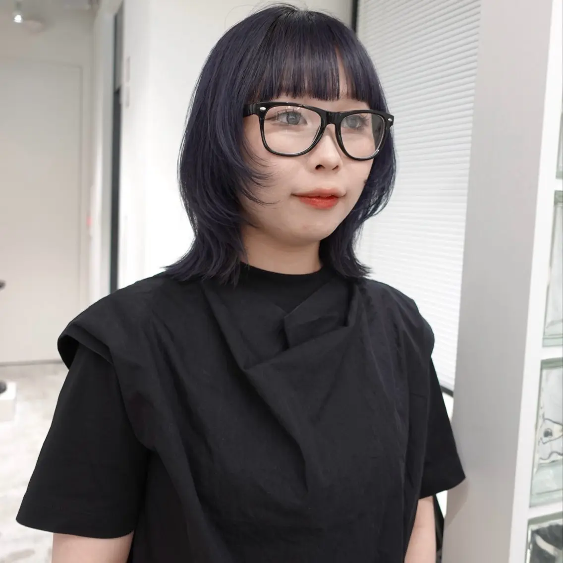 ミディアム カラー ヘアアレンジ ブリーチ ブルーカラー ネイビーカラー カット ヘアカラー 🌐サトウ リョウ🌐のヘアスタイル