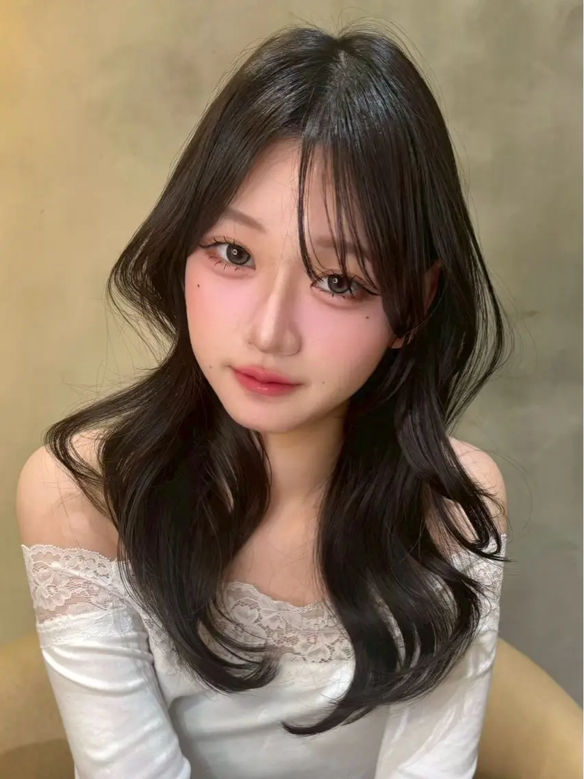 ミディアム 韓国風ヘア レイヤーカット シースルーバング 小顔カット カット ヘアカラー トリートメント 小顔レイヤー/顔周り 艶髪カラー/金山のヘアスタイル