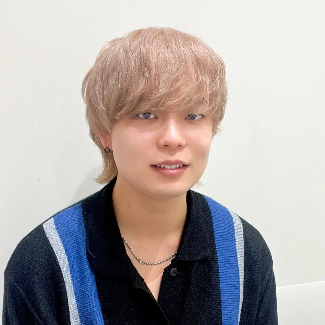 ミディアム カラー メンズ メンズハイトーン メンズウルフカット ハイトーンカラー ウルフカット 🩵ブリーチカラー MIORI🩵のヘアスタイル