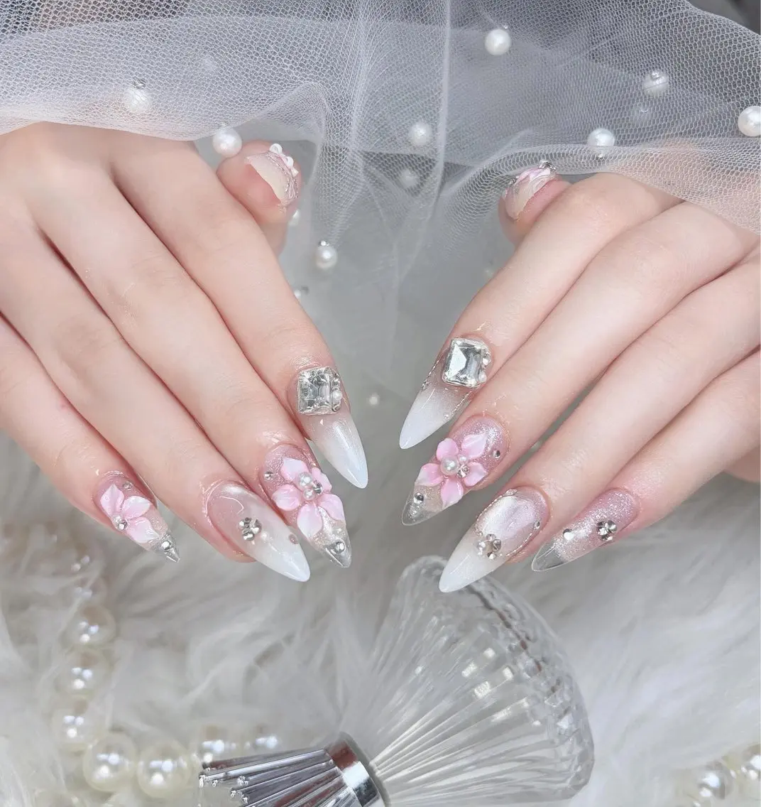 ネイル アートネイル フラワーネイル ジェルネイル キラキラネイル 韓国ネイル ハンドネイル ハンドケア Blingg NailStudioのネイルデザイン