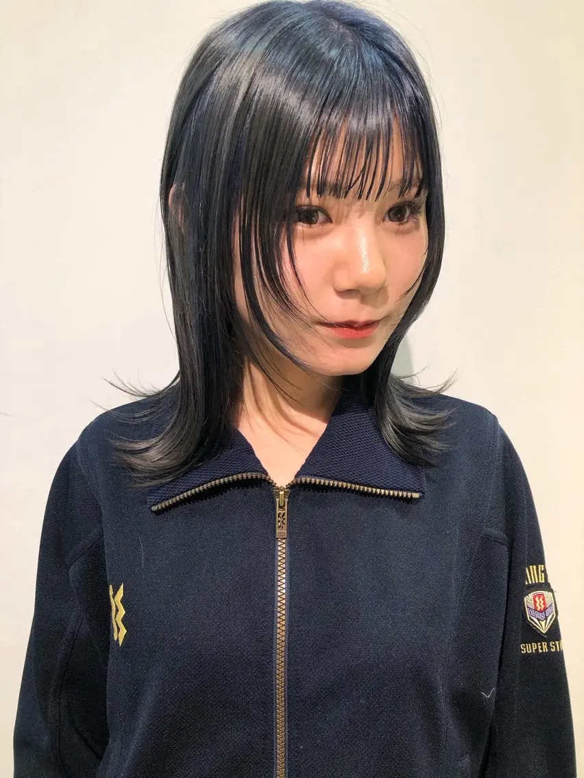 ミディアム カラー ブリーチ ブルーカラー ブルーグレー カット ヘアカラー トリートメント 髪質改善/レイヤー/ お顔まわり/Ami.のヘアスタイル
