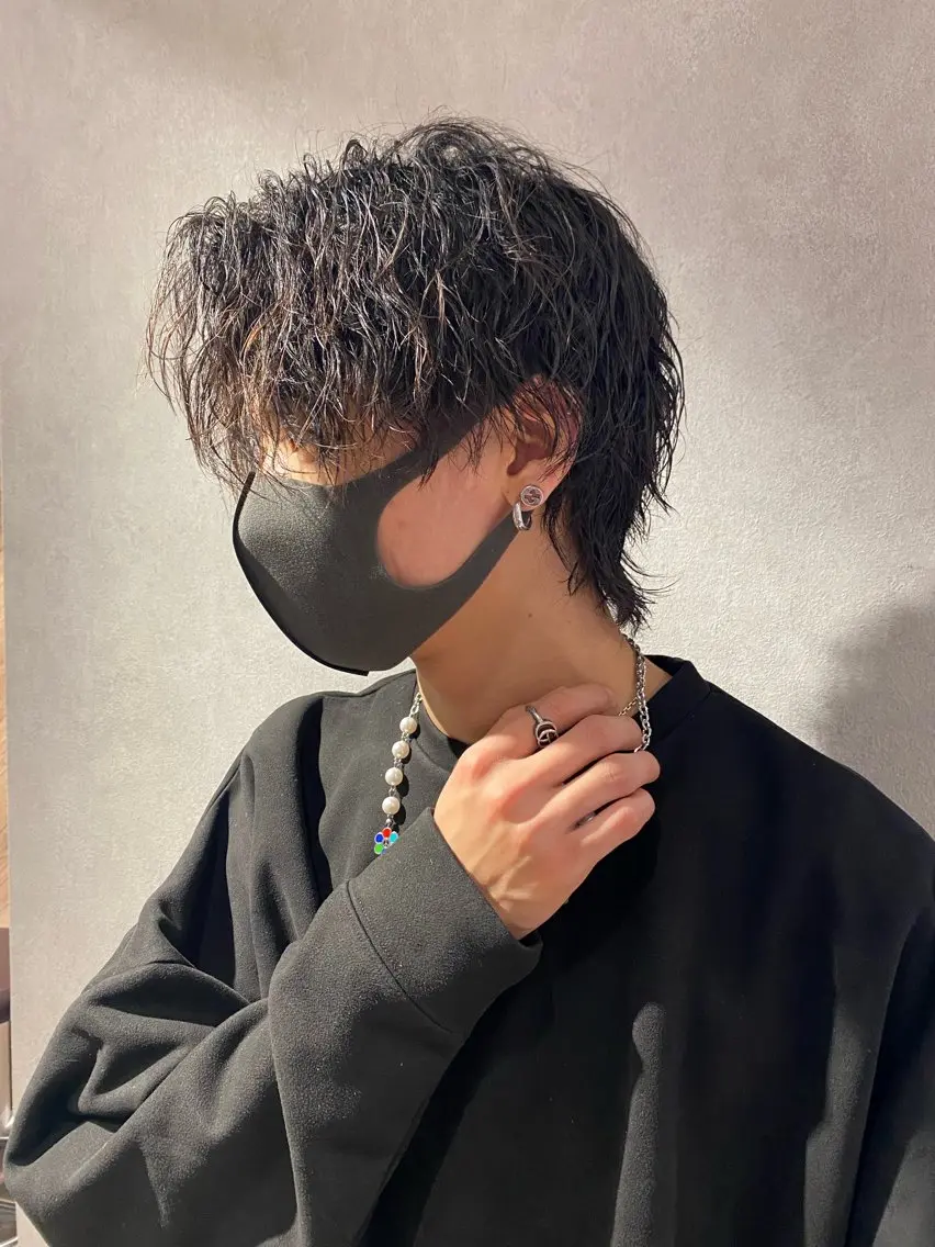 パーマ メンズ センターパート メンズパーマ メンズツイストパーマ メンズウルフカット ウルフカット 鈴木 崇之のヘアスタイル