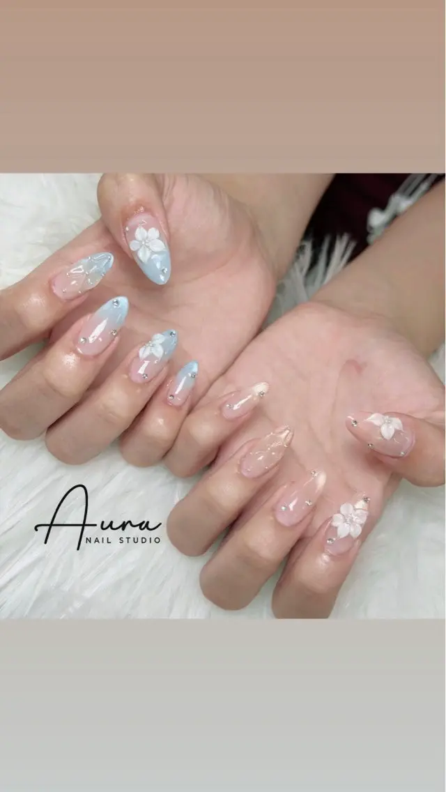 ネイル オーロラネイル ブルー フラワーネイル ジェルネイル グラデーション ハンドネイル Aura Nail Studioのネイルデザイン