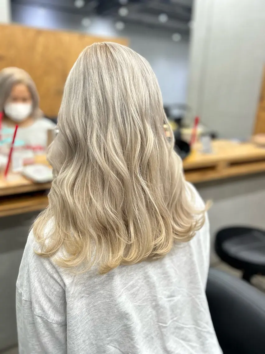セミロング カラー ベージュカラー シルバー シルバーベージュ N/デザインカラー 🌿ナギのヘアスタイル
