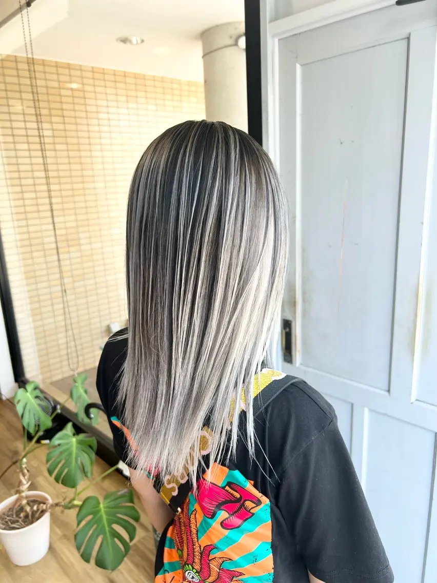 セミロング カラー ブリーチ シルバー ホワイトシルバー ヘアカラー トリートメント 堀 望美のヘアスタイル