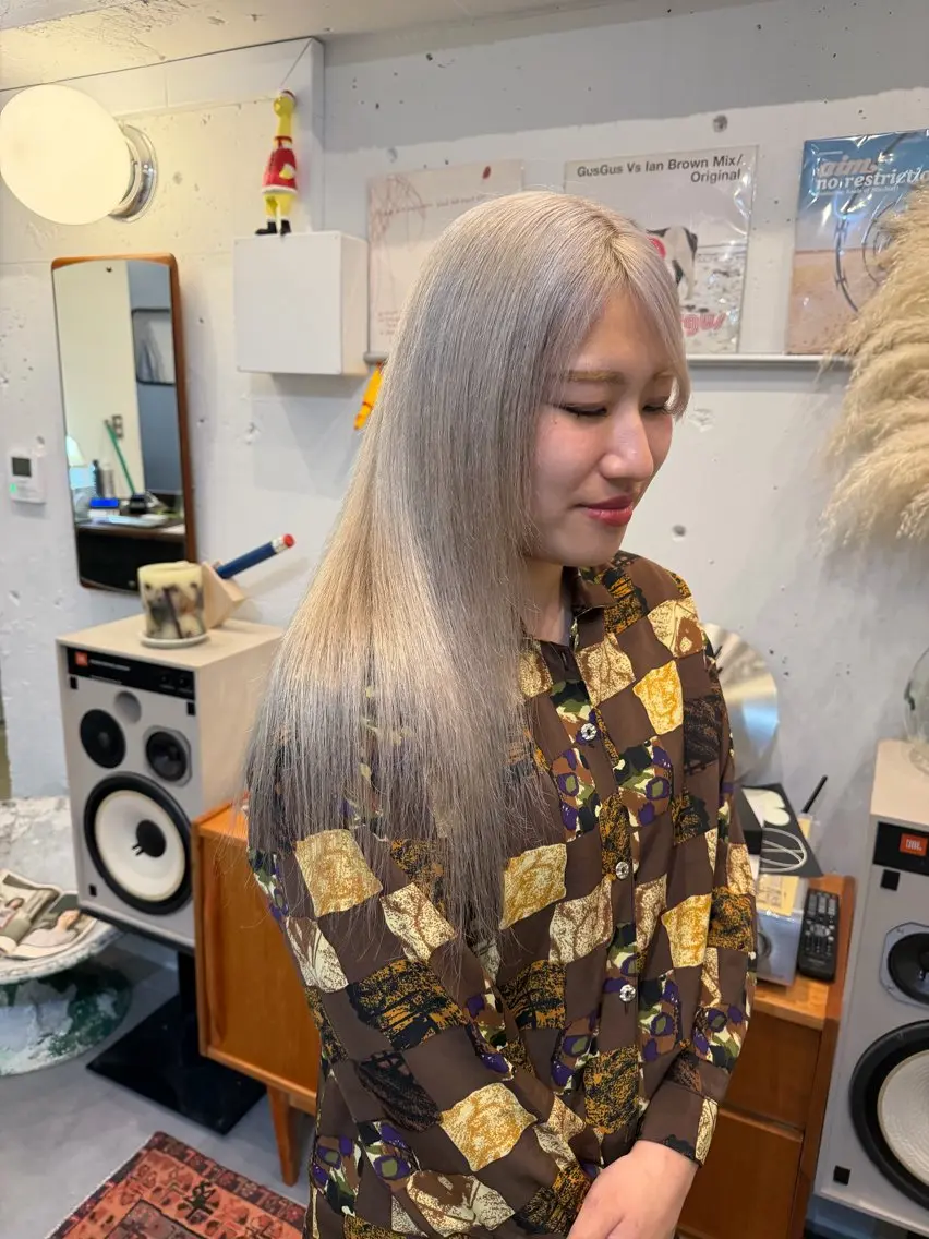 セミロング カラー ブロンド ホワイトブロンド ヘアカラー トリートメント 黒田 千晴のヘアスタイル