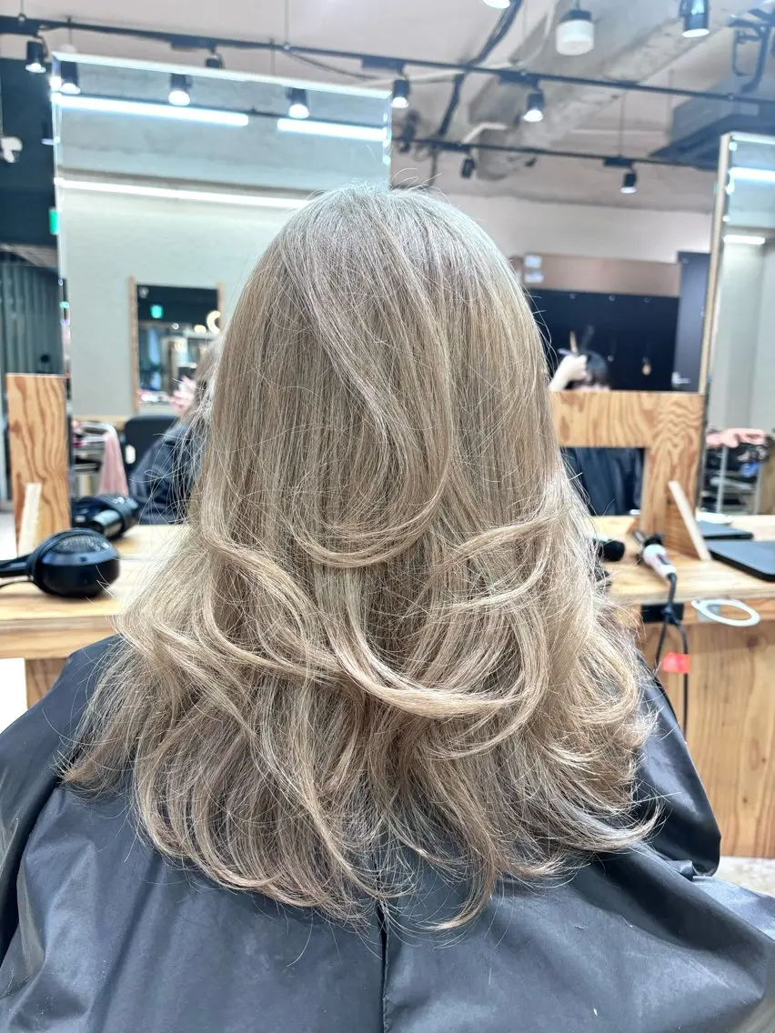 ミディアム karin🪩海外風 バタフライカットのヘアスタイル