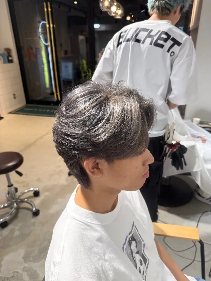 ミディアム パーマ メンズ メンズブリーチ センターパート ニュアンスパーマ カット ヘアカラー メンズカットパーマ ✂️ JOYAのヘアスタイル