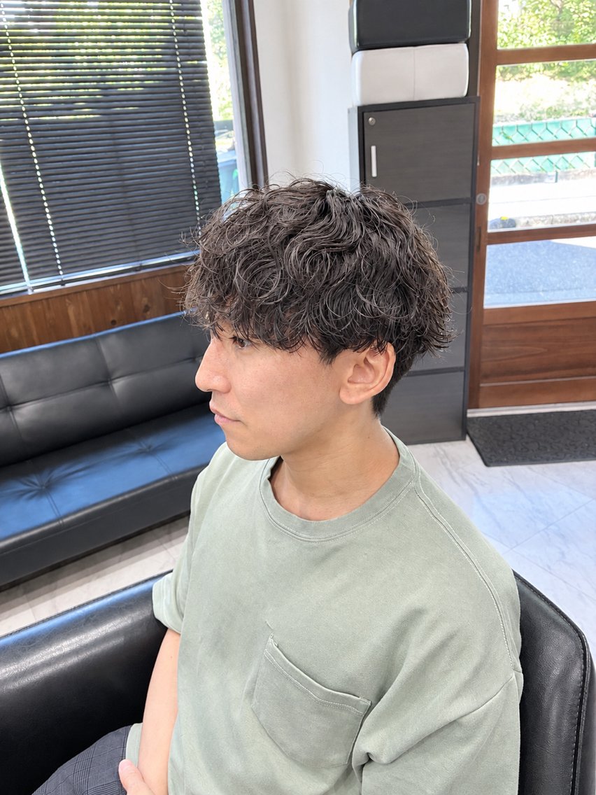 ショート パーマ 吉岡 佑真のヘアスタイル
