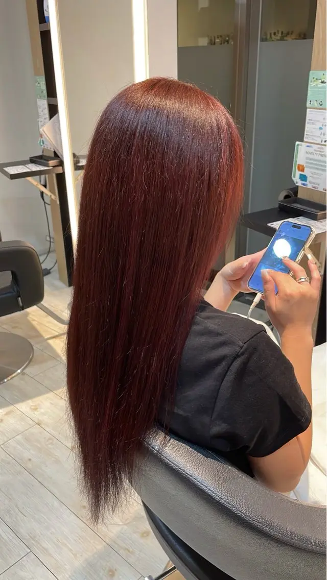 ロング カラー ボルドーカラー レッドカラー ヘアカラー トリートメント ブリーチ/髪質改善/ ハイトーン/暖色のヘアスタイル