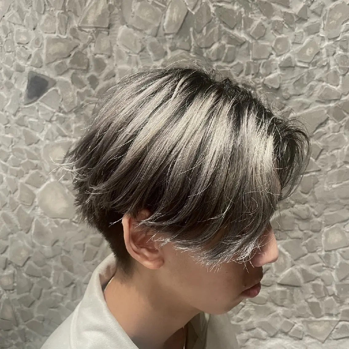 カラー メンズ メンズバレイヤージュ バレイヤージュ シルバー こだっく /メンズカットのヘアスタイル