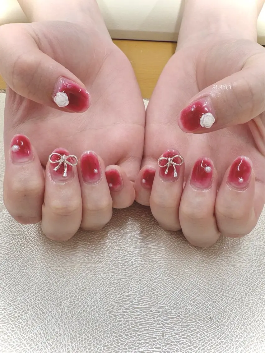 ネイル チークネイル ニュアンスネイル 赤色 リボン ハンドネイル Mary nail .narumiのネイルデザイン
