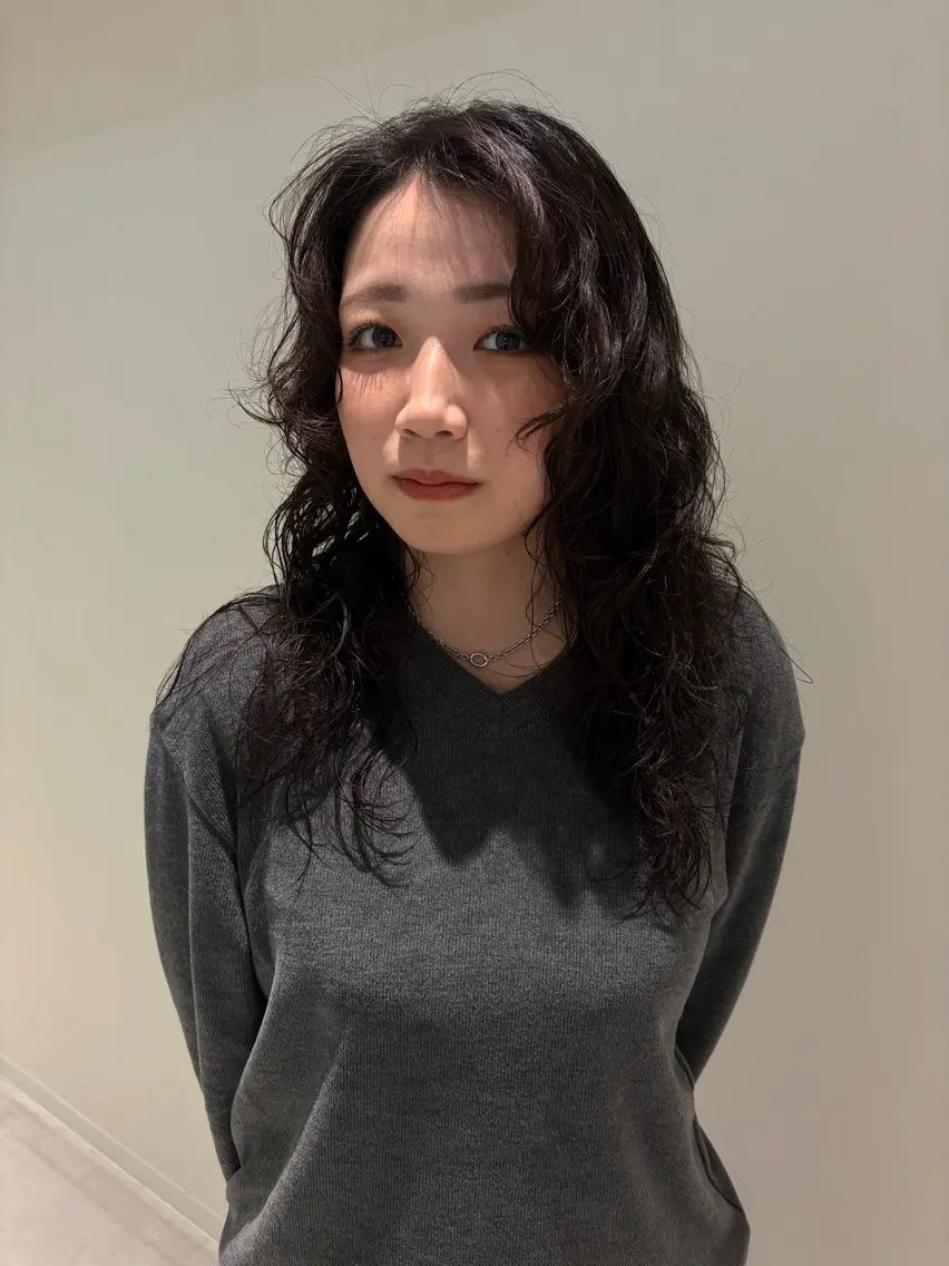 ロング パーマ ハイレイヤー レイヤーカット DEEokazaki hina.Oのヘアスタイル