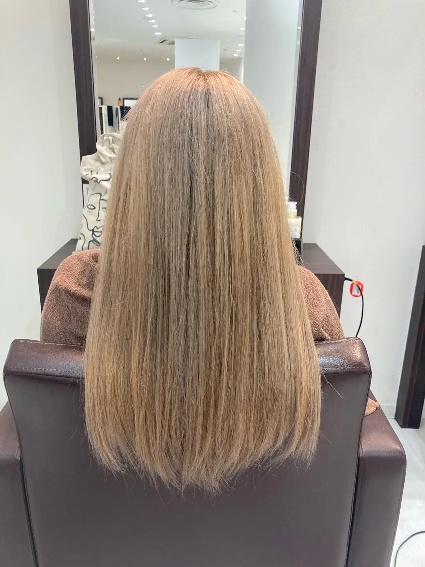 ロング カラー ブリーチ グレージュ ヘアカラー トリートメント Ryu/ハイトーン/ レイヤーカットのヘアスタイル