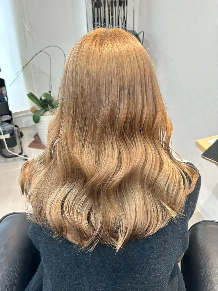 セミロング カラー ベージュカラー ミルクティーベージュ カット ヘアカラー トリートメント ハイライト/レイヤー /艶髪/吉田愛望のヘアスタイル