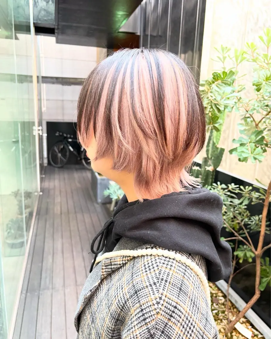 ショート カラー ベージュカラー インナーカラー ホワイトベージュ ウルフカット カット ヘアカラー トリートメント インナーカラー/天神 ブリーチ/吉田のヘアスタイル