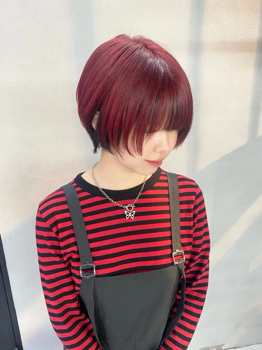 ショート カラー ブリーチ デザインカラー イヤリングカラー インナーカラー レッドカラー 柏 デザインカラー/ レイヤー🐣シオリのヘアスタイル