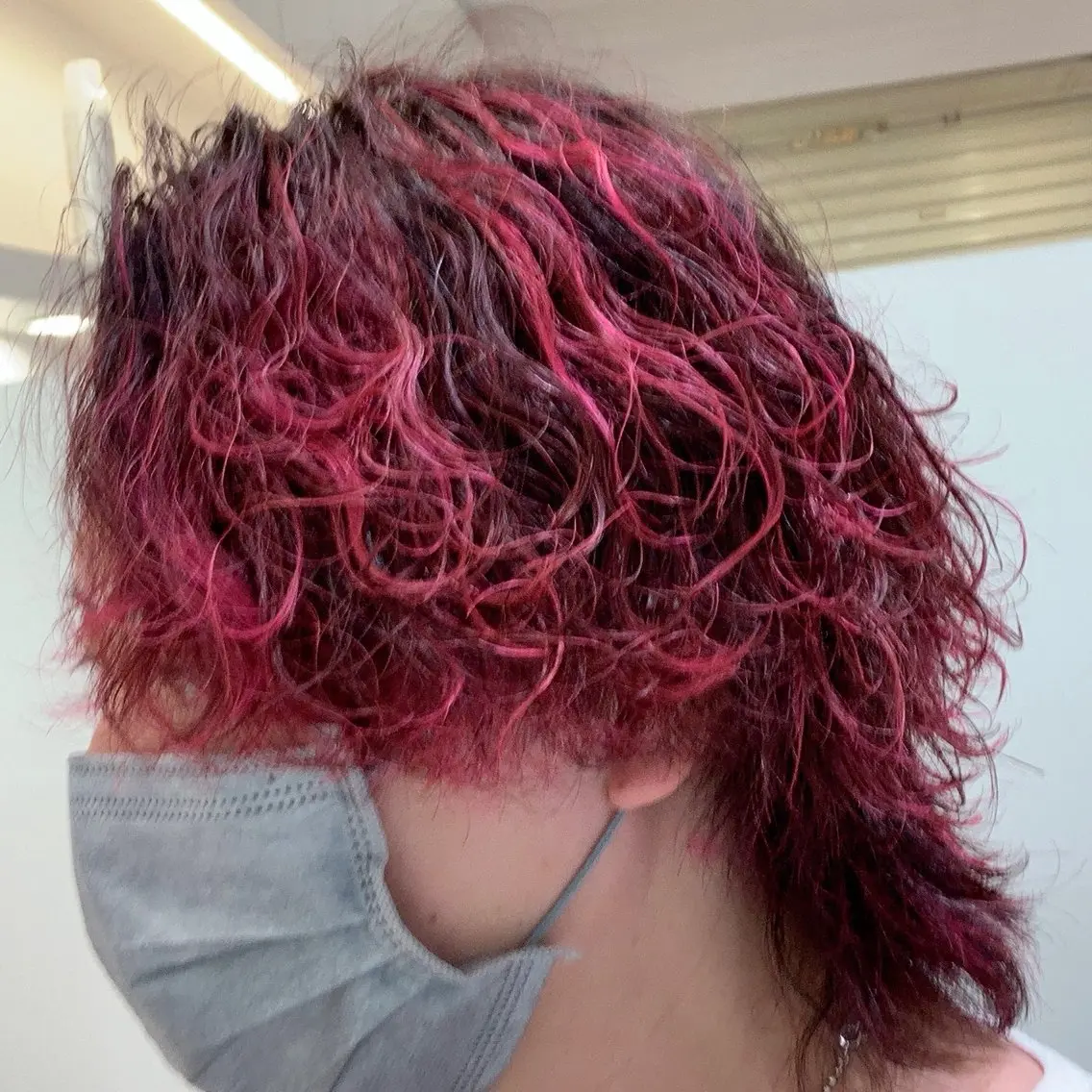 ブリーチもしくは最新のライトニングシステムで明るくして、その上からあざやかな色を乗せるダブルカラーの写真