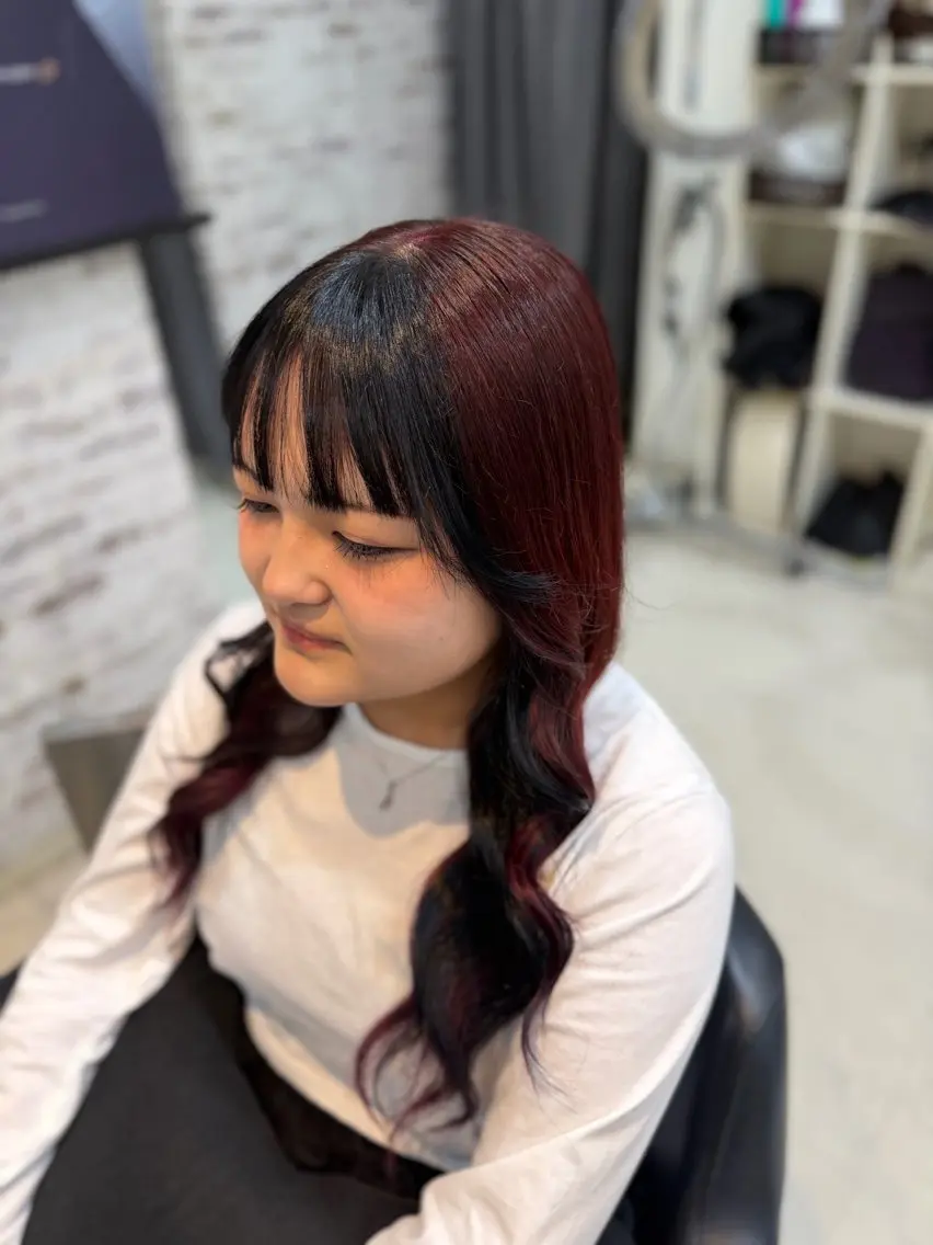 セミロング カラー ミストバング フェイスフレーミング レッドカラー yuuka charmのヘアスタイル