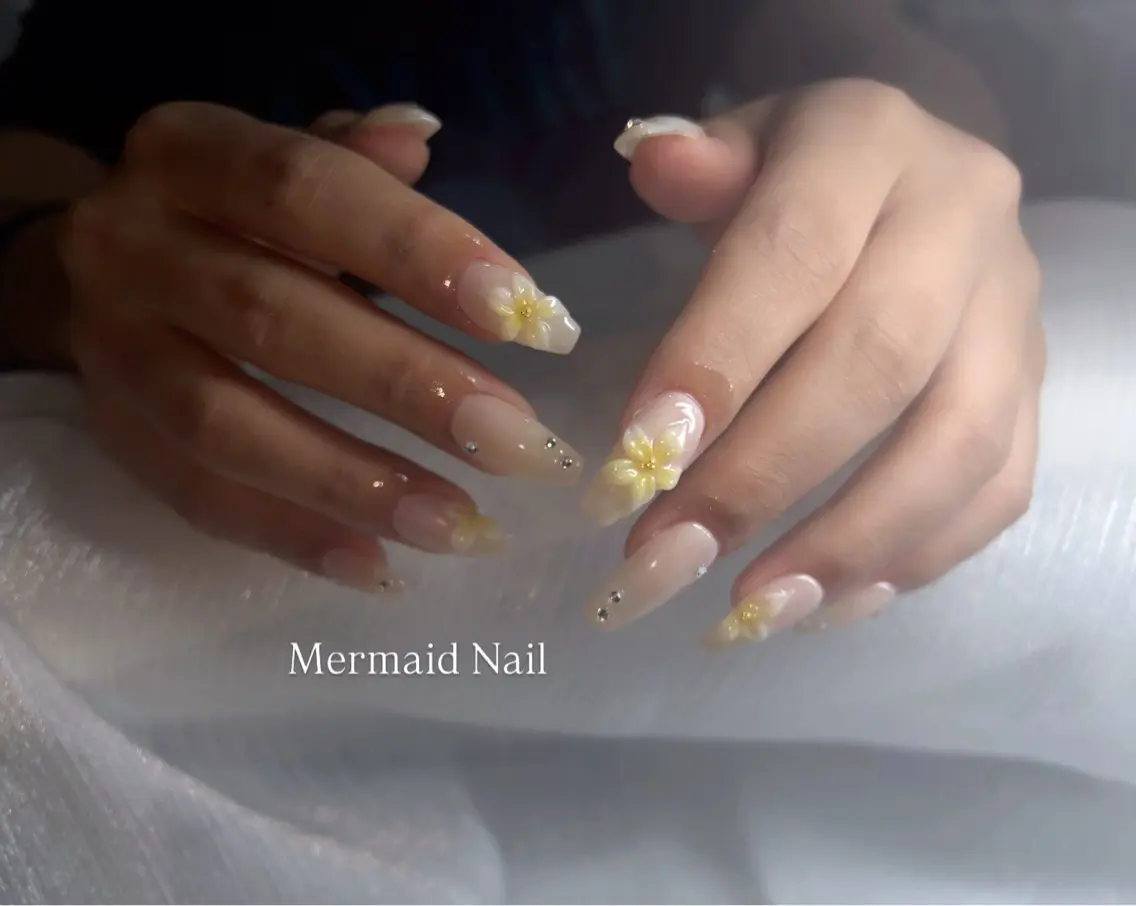 ネイル アートネイル フラワーネイル ジェルネイル 黄色 ハンドネイル Mermaid Nail / りりかのネイルデザイン