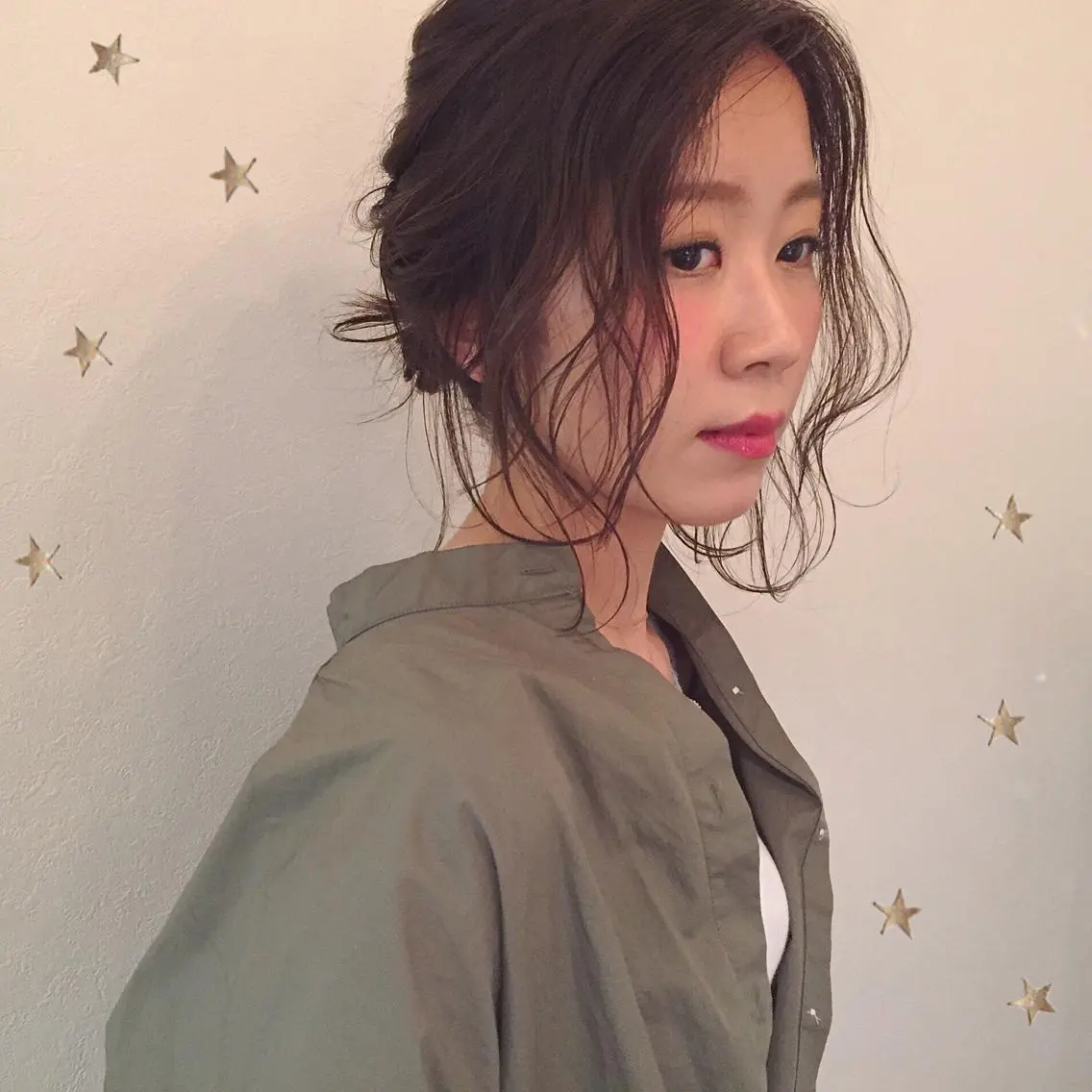 ミディアム ヘアアレンジ おくれ毛 市川 千夏のヘアスタイル