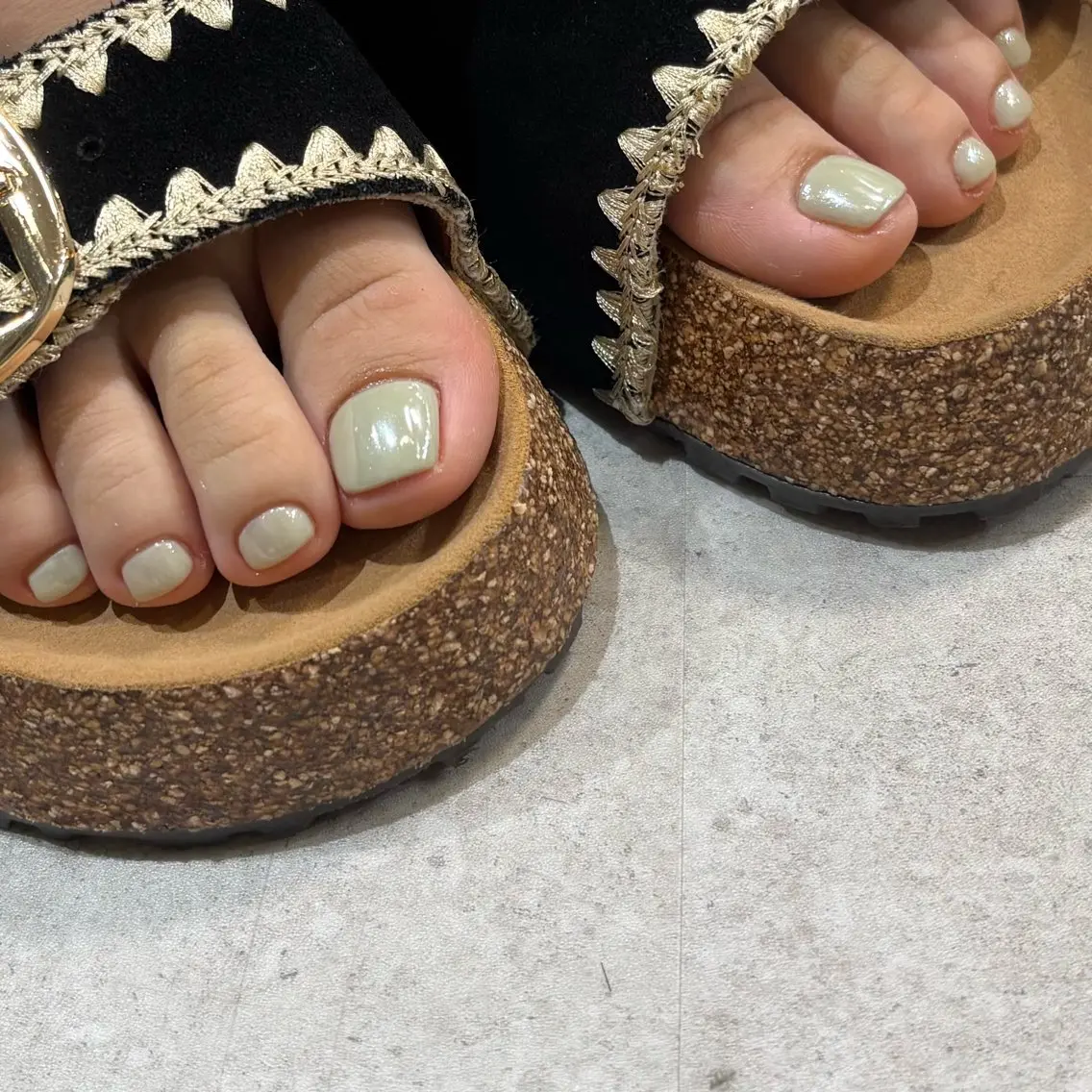 【フット】ミラーワンカラーネイル🩰🫧ベースカラー付き🪄フットバス完備🛁甘皮ケア付き🫧の写真