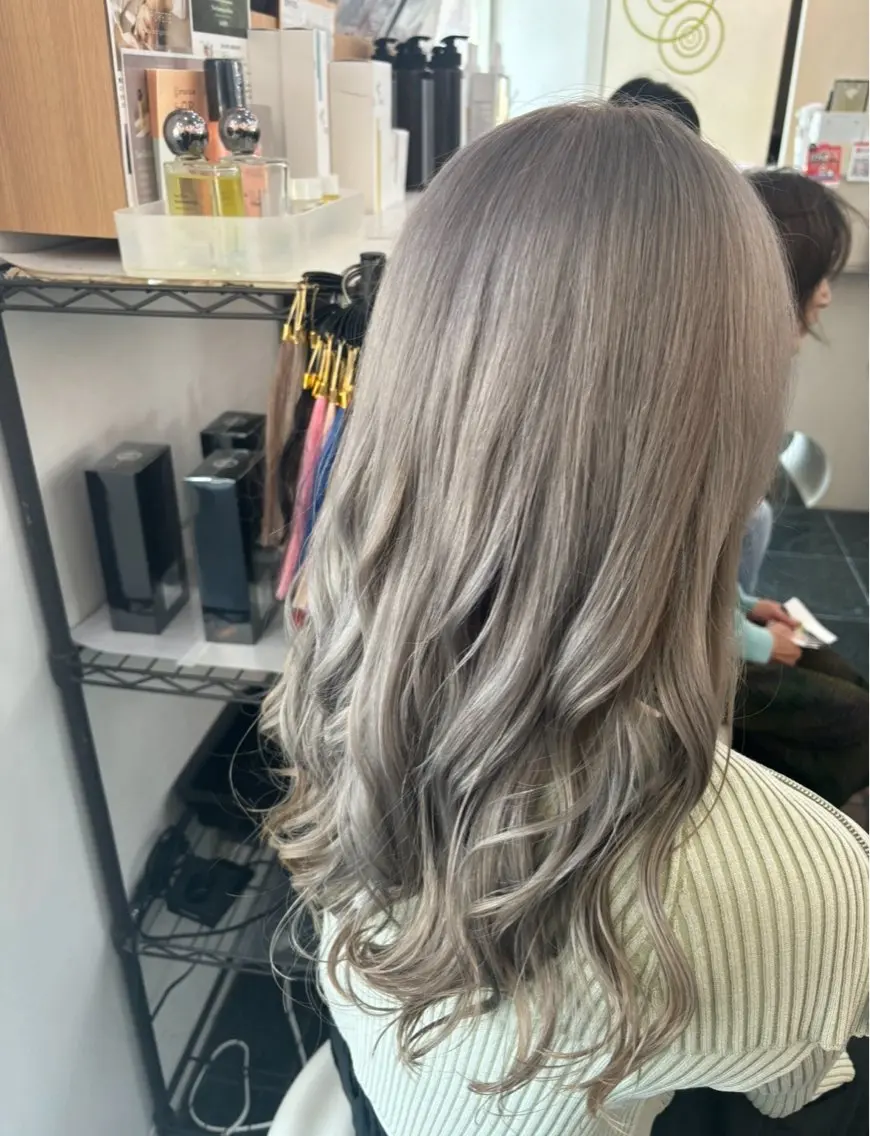 ロング カラー ベージュカラー ブリーチ ダブルカラー シルバー ホワイトベージュ ヘアカラー 髪質改善カラー| Yukino🫧のヘアスタイル