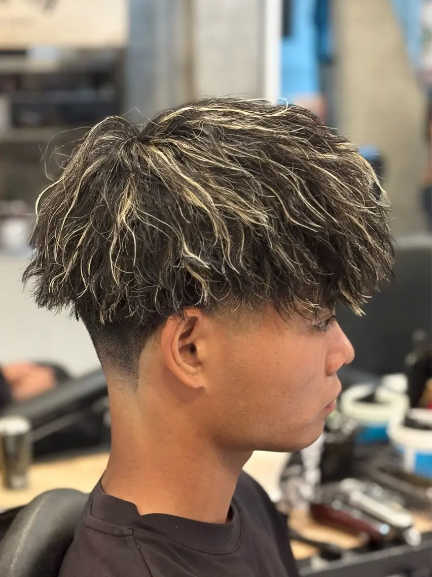 カラー パーマ メンズ メンズハイライト メンズメッシュ メンズパーマ ツイストスパイラルパーマ ハイライトカラー カット ヘアカラー パーマ トリートメント 渋谷メンズ/カラー /パーマ/ソウタのヘアスタイル