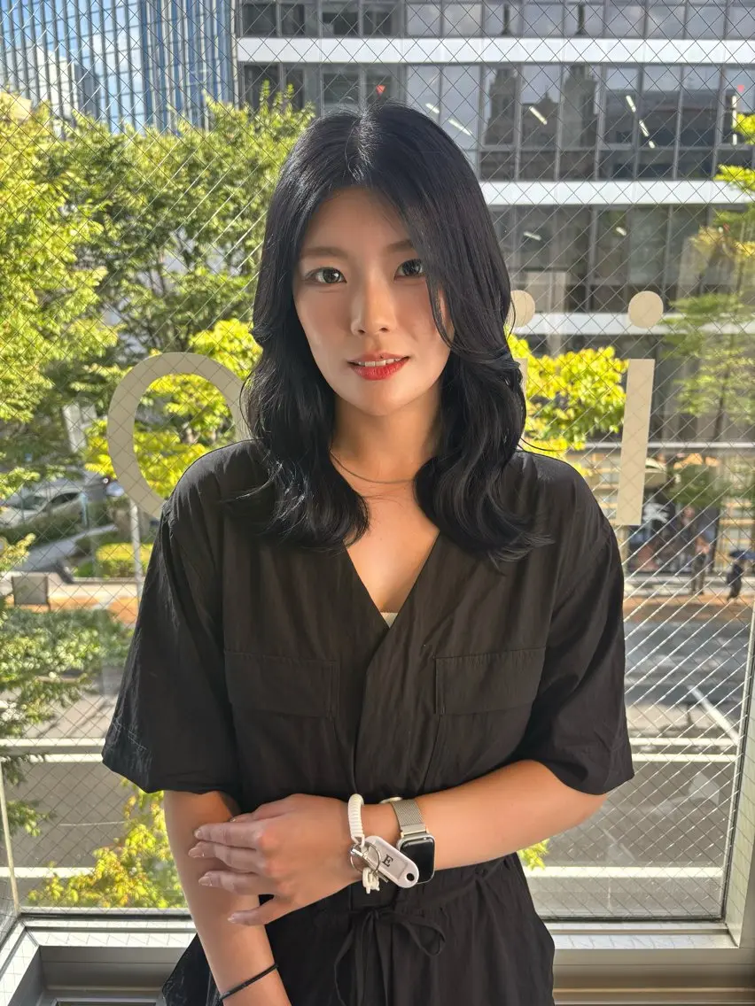 ミディアム カラー ヘアアレンジ 黒髪 ブルーカラー ブルーブラック 【韓国ヘア/透明感 カラー】makotoのヘアスタイル