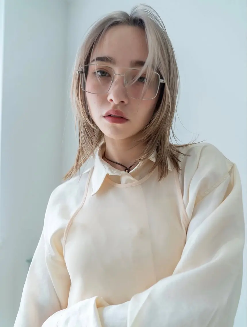 ミディアム カラー 胡子 凜のヘアスタイル