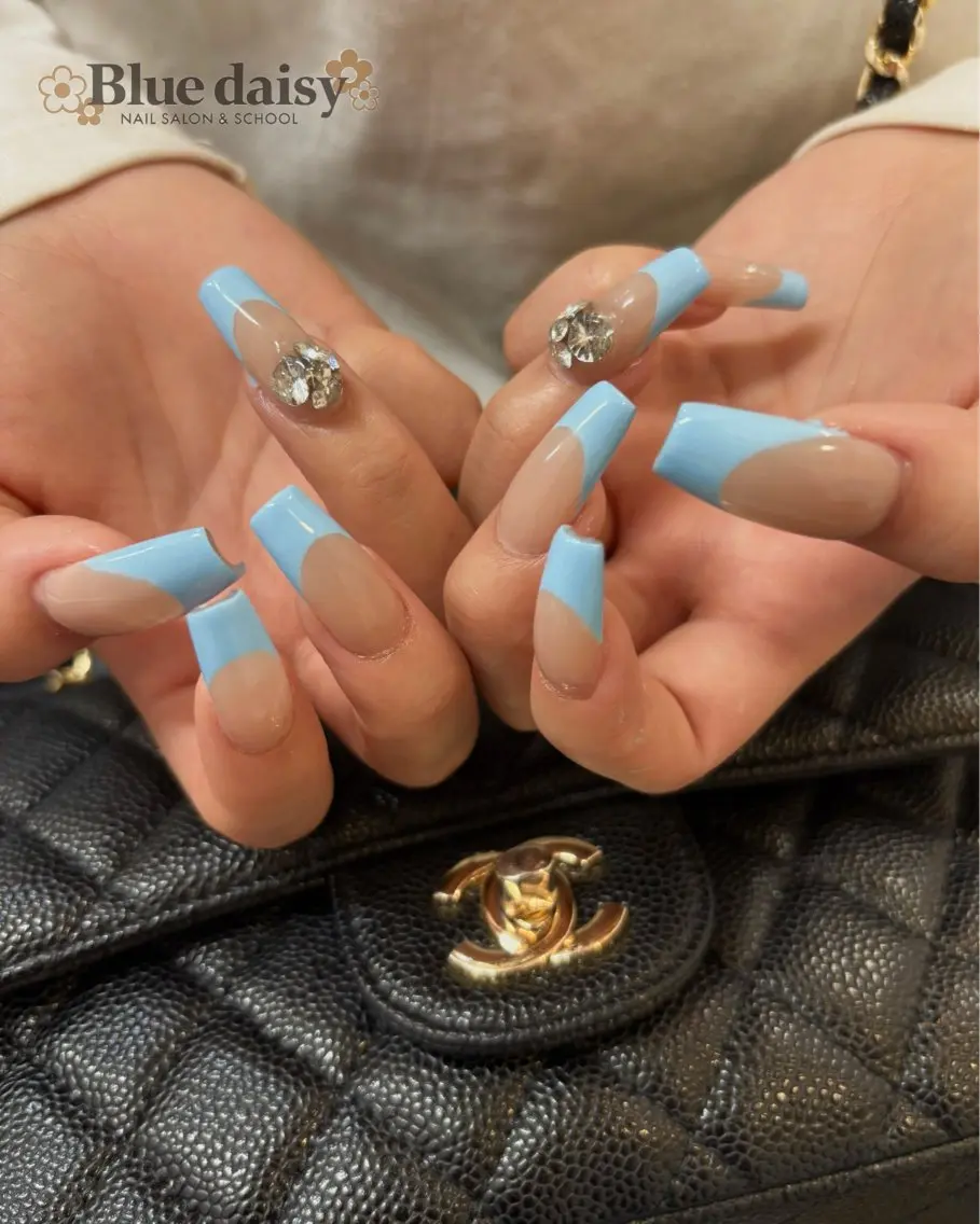ネイル フレンチネイル 水色 ハンドネイル Blue daisy 栄本店のネイルデザイン
