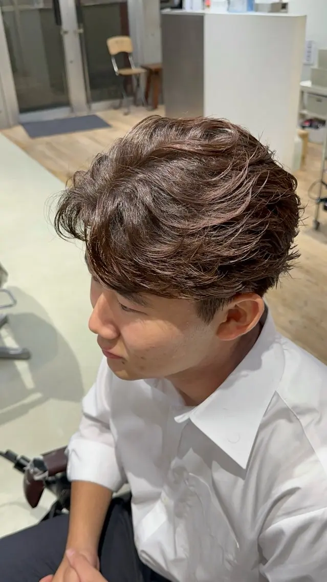 カラー パーマ メンズ フェザーパーマ メンズパーマ ブラウンカラー カット ヘアカラー パーマ fifth原宿 宮部蓮のヘアスタイル