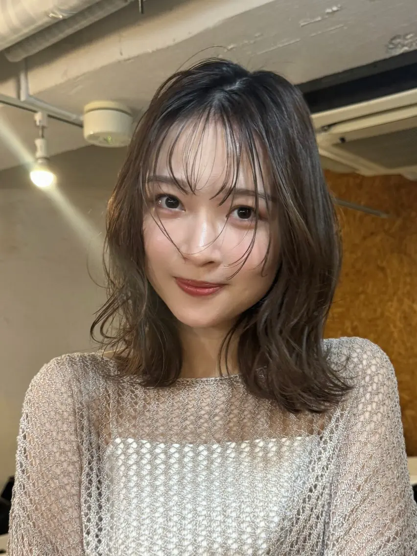 ミディアム カット ヘアカラー 顔まわりレイヤー 透明感カラー🩵🩵のヘアスタイル
