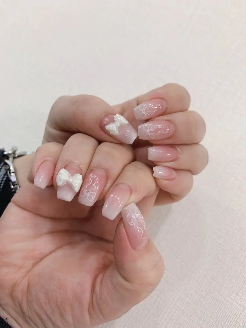 ネイル キラキラネイル 韓国ネイル シンプルネイル ワンホンネイル 冬ネイル Rainbow Nailのネイルデザイン