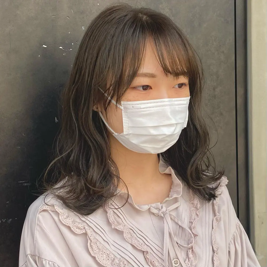 ミディアム カラー ミディアムパーマ グレージュ カット ヘアカラー トリートメント 比嘉 陽のヘアスタイル