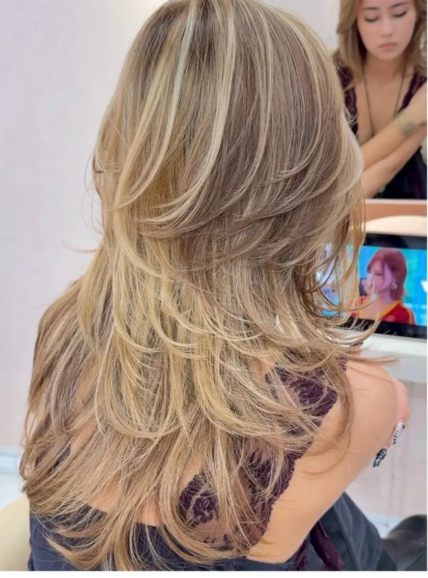 ロング カラー シールエクステ バレイヤージュ ベージュカラー ブリーチ ケアブリーチ カット ヘアカラー 大阪梅田/レイヤー/ ハイライト/yuuのヘアスタイル