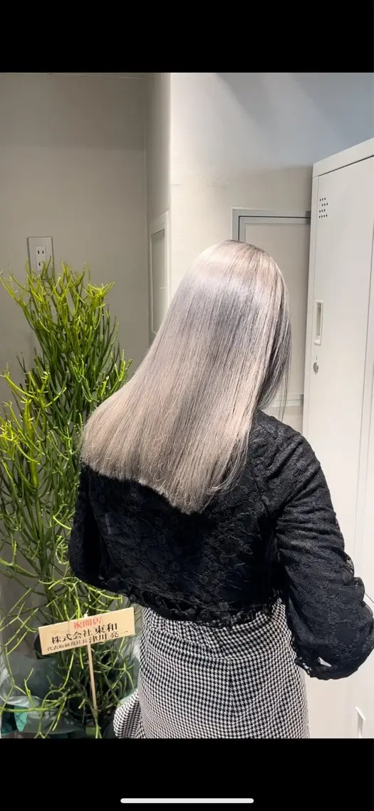 セミロング カラー ブリーチ シルバー ヘアカラー トリートメント 🦋レイヤー職人 猪瀬玲奈🦋のヘアスタイル