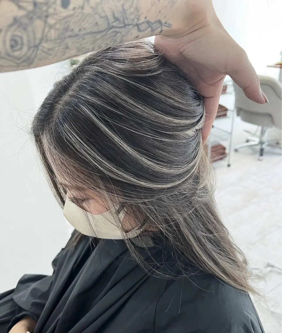 セミロング カラー ダークグレー ダークグレージュ グレージュ ハイライトカラー ハイライト ヘアカラー トリートメント 指名数No.1 /NAOYAのヘアスタイル