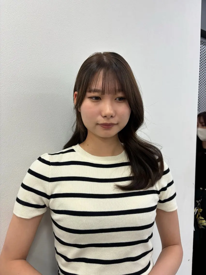 セミロング カラー 抜け感レイヤー︴ ニュアンスカラーのヘアスタイル