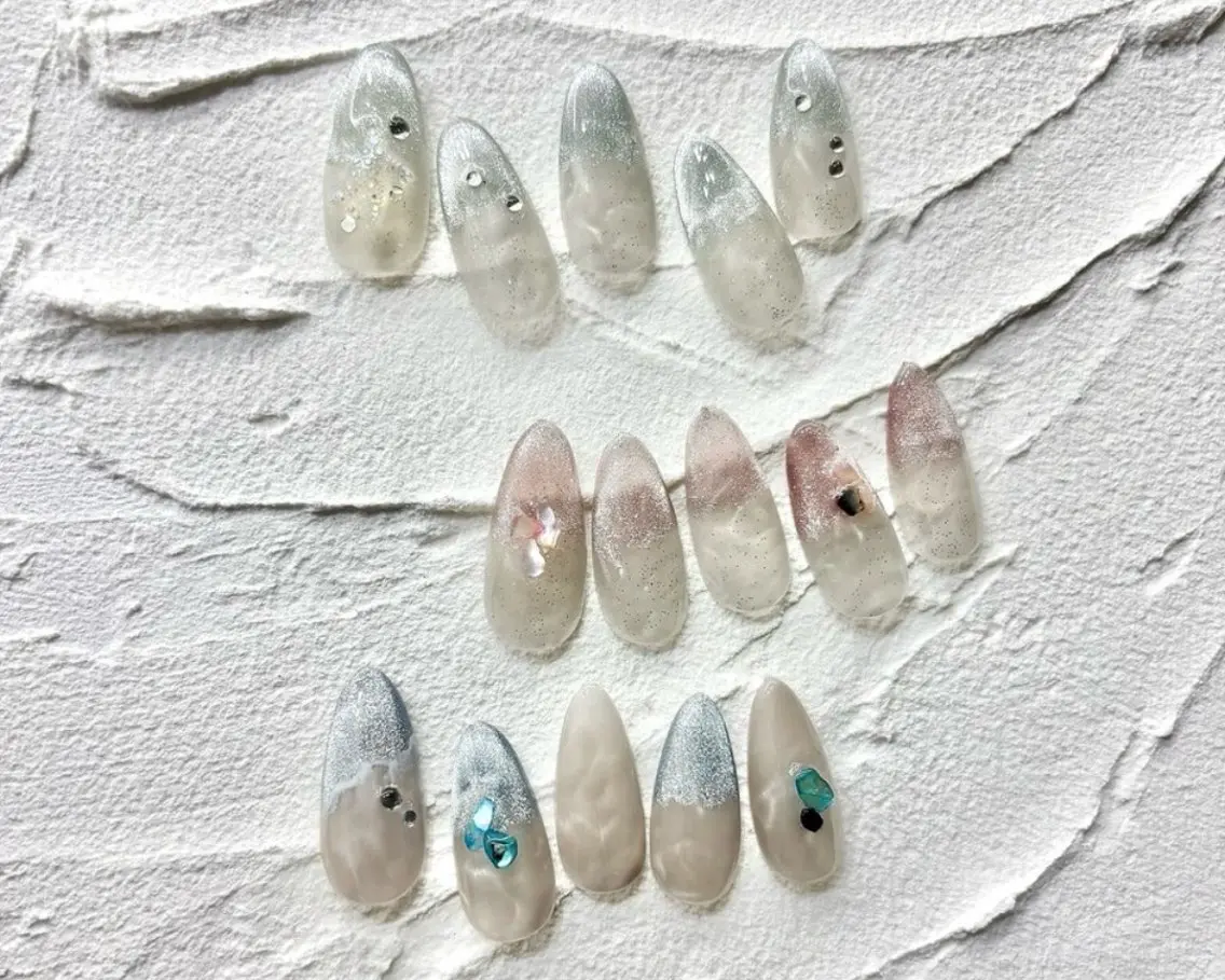 SNSで話題のキラキラ✨️水面ネイル💎💅オフ込み￥6900の写真