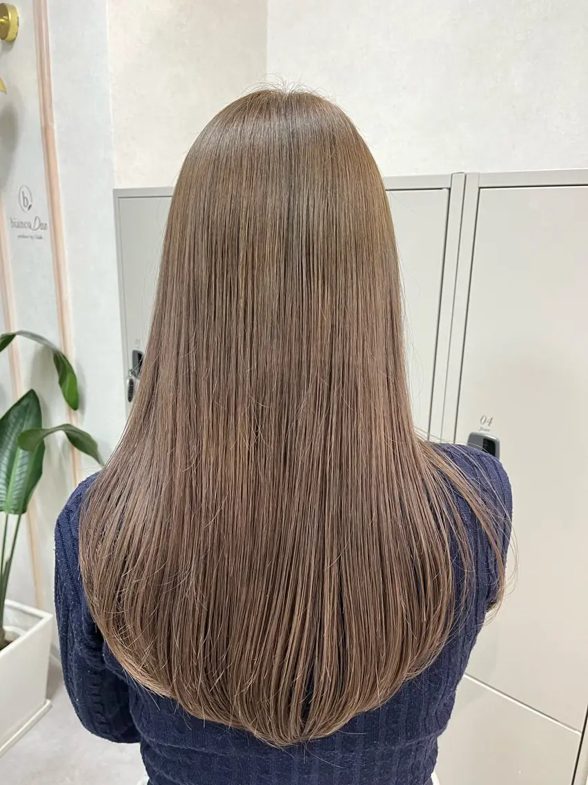 カラー ブリーチ グレージュ ミルクティーグレージュ ブリーチなしカラー ヘアカラー 奥田 杏夏のヘアスタイル