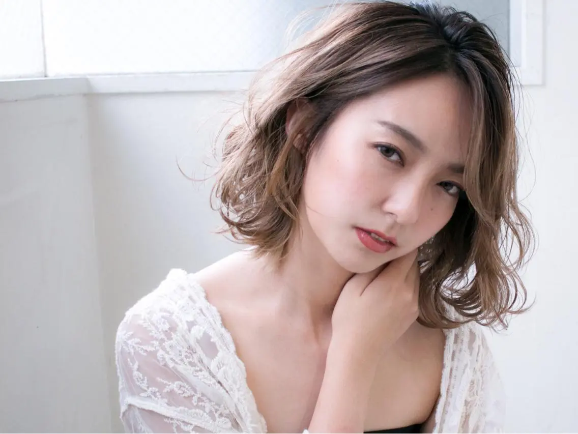 ミディアム カラー ハイライトカラー ハイライト 美髪矯正・レイヤー 倉友哉のヘアスタイル