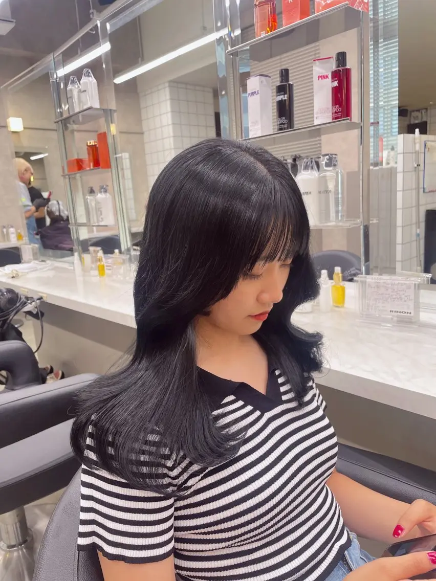 セミロング カラー 抜け感レイヤー︴ ニュアンスカラーのヘアスタイル
