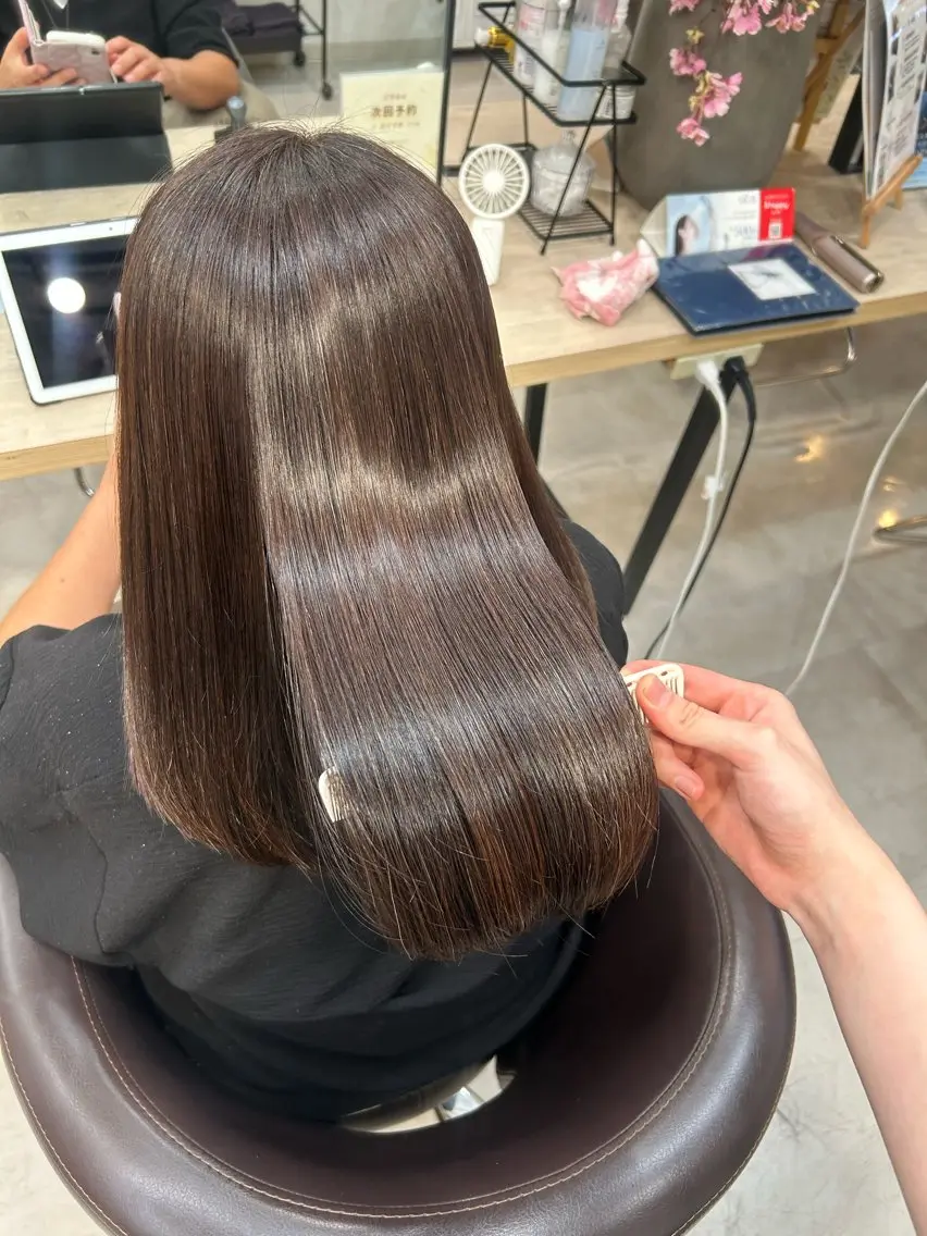 ミディアム カット ヘアカラー トリートメント 光を纏うツヤ感ロング Natsuki🤍のヘアスタイル