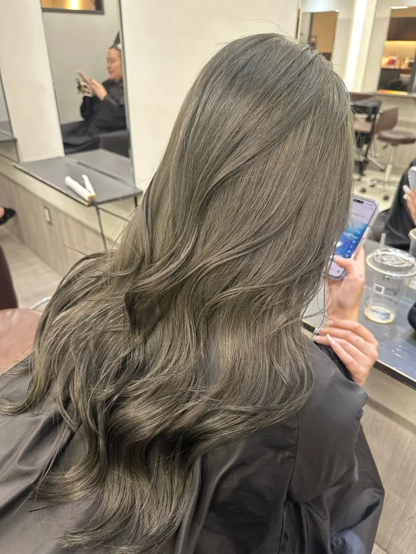 カラー グレージュ オリーブグレージュ オリーブグレー AIRI layer cut hairのヘアスタイル
