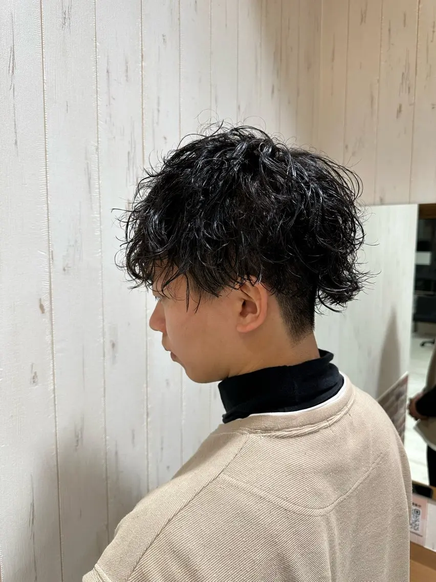 ミディアム パーマ メンズ ミディアムパーマ メンズブリーチ ダウンパーマ メンズハイライト メンズインナーカラー パーマ 中嶋 紘夢のヘアスタイル