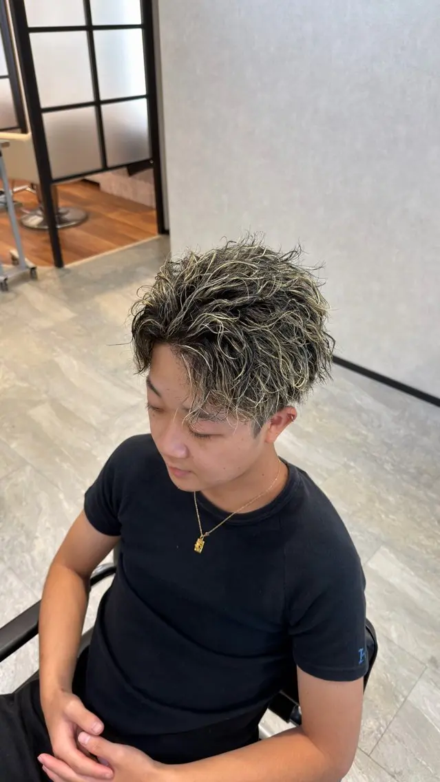 ミディアム メンズ ミディアムパーマ メンズブリーチ メンズメッシュ メンズパーマ ヘアカラー パーマ 透明感カラー艶 💫TAISEI💫のヘアスタイル